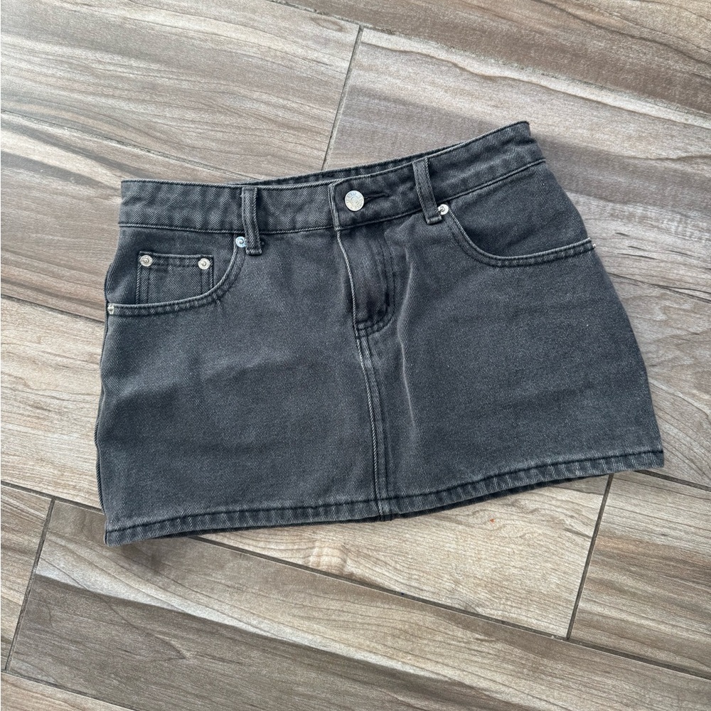 EDIKTED CHARCOAL DENIM MINI SKIRT XS